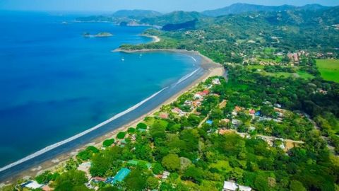 A rare find along the Gold Coast of Guanacaste is this 5000m2 (1.25 acre) jewel of undeveloped land with incredible ocean views and an active water letter for building! This gorgeous lot features sweeping views of Playa Penca, Playa Prieta, Playa Dan...