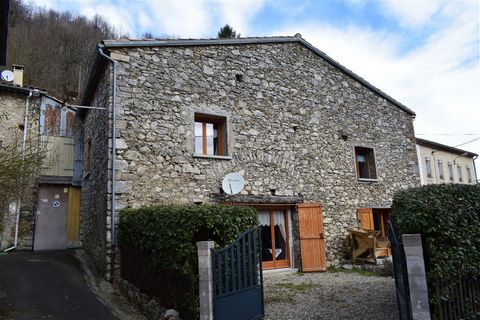 Located in a quiet village 10 minutes from Quillan, this beautiful and completely renovated barn - with quality materials and lots of style - will seduce you. On the ground floor entrance to kitchen/dining room of 44.90m² with branded wood stove, liv...