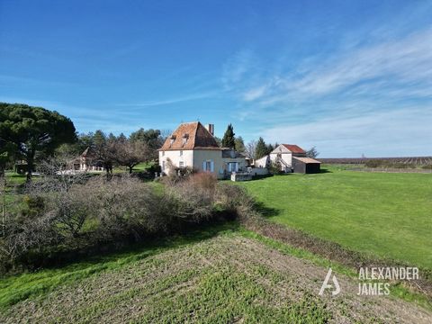 Nestled in the heart of the rolling countryside, close to Bergerac and just a few minutes from a charming village, this exceptional equestrian estate represents a rare opportunity for horse lovers or for someone wishing to live in the countryside. Co...