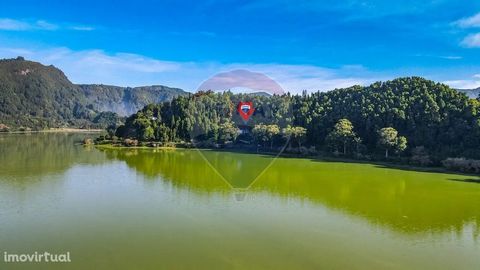A unique property in a magical location! If you have ever imagined waking up to the singing of birds on the shore of a magnificent lagoon surrounded by lush vegetation, then it is because you dreamed of this property. The Furnas Lagoon, chosen by Jos...