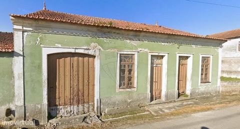   2 bedroom villa in Bustos to recover. This property is located in a quiet area, close to several services and shops. This property has a total area of 741m2 and consists on the ground floor of a living room, kitchen, pantry, 2 bedrooms, full bathro...