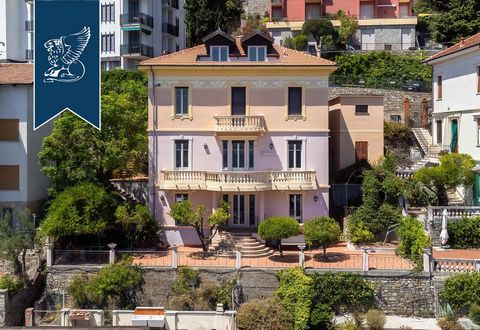 Продаётся великолепная вилла в курортном городе Алассио, расположенном на живописном побережье восточной Лигурии. Этот престижный особняк был построен в 1920-х годах и был недавно тщательно отреставрирован, сохраняя свою историческую ценность и при э...