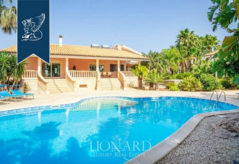 The luxury class mansion is located on the Sicilian coast, near Parco Marino del Stalmirio, on the cape, praise Virgil himself in Eneid. The proposed luxurious complex with a total area of ​​800 square meters. includes 5 residential areas with a vera...