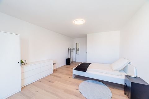 This is the largest room in the shared apartment. The room has its own balcony. The communal area consists of a kitchen with dining table and two full bathrooms. Both bathrooms have a shower, WC and washbasin. The kitchen includes a washing machine a...