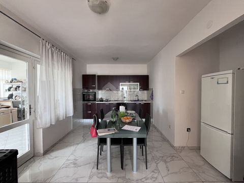 Location: Šibensko-kninska županija, Šibenik, Crnica. ŠIBENIK, CRNICA - Spacious apartment in the house An apartment for sale in a quiet part of the Crnica district, in Šibenik. The spacious apartment of 90m2 is located on the first floor of the hous...