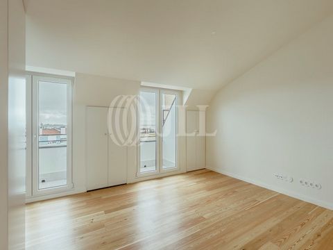 Brand new 1-bedroom apartment, with 44 sqm of gross private area and five terraces, located on Rua Silva Carvalho, in the Vintage Campo de Ourique development, in Lisbon. The apartment features an open-plan living room with a fully equipped kitchen a...