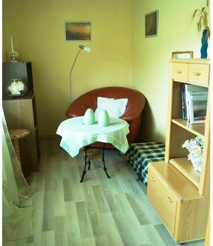 Dit rustige appartement is uitgerust met 2 slaapkamers, een van hen met een apart balkon, een groot balkon en een sauna, evenals WLAN -apparatuur. Op aanvraag kan de grote slaapkamer ook worden uitgerust met een babybed. De woonkamer is uitgerust met...