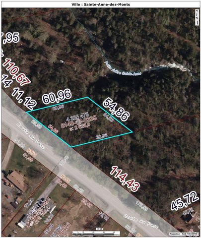 Wooded lot located on Route du Parc (surface area 2,625.9 m²) with a view of the mountains, at the entrance to the Parc de la Gaspésie. No liens at the subdivision, residential construction is not possible. The total area does not comply with the reg...