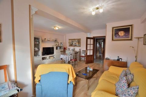 Great apartment in the heart of Ronda, ready to move into. With a beautiful and cozy living-dining room, very spacious and with access to a great balcony, kitchen with laundry room and separate pantry, 1 bathroom, and 3 bedrooms, one of them with acc...