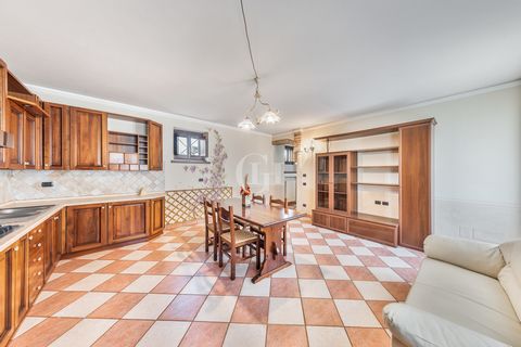 In the heart of the charming historic center of Pozzolengo, this charming detached solution offers a unique opportunity without any condominium expenses, enriched by a historic courtyard accessible through a porch overlooking one of the main streets ...