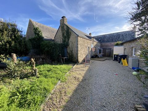 MOCQUARD Immobilier presents this set of stone buildings, composed of a commercial premises, an independent T2 apartment, and a residential house with 4 rooms. Opportunity to seize for this complex located in the immediate vicinity of the town and th...