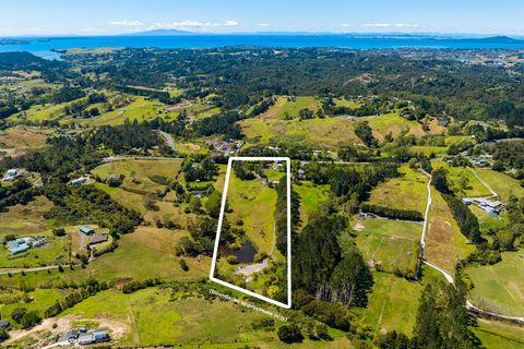 Tired of suburban living? Make a move to the country and embrace a sense of space. This property is subject to the Auckland Council Notice of Requirement 9 - in simple terms, a road widening. To find out more copy and paste the link below into your b...