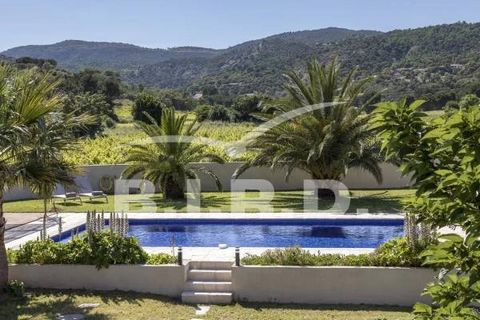 Located in a peaceful environment, just 3 km from the village, this Provençal villa offers breathtaking views of the surrounding vineyards. The property consists of a spacious living room with a mezzanine, a fitted open kitchen with a dining area, an...