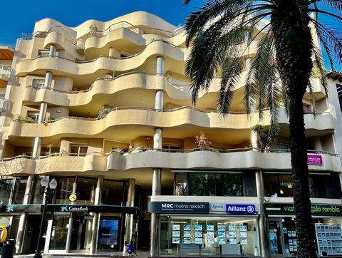 Produit Apialia. Dans le centre de Sant Feliu de Guíxols, à Edificio Rambla Vidal, nous trouvons cet appartement qui nous offre un emplacement imbattable, à 2 minutes de la plage. Avec une superficie construite de 96 m2, entièrement rénové pour emmén...