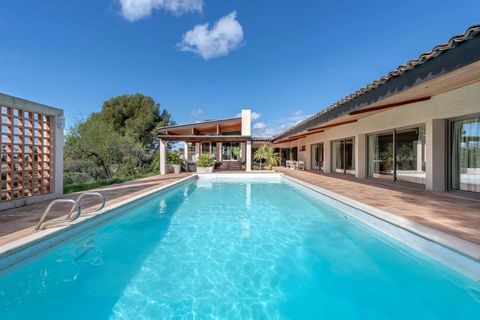 Close to the sea, this charming property has lovely sea views and oodles of space. Built on a beautiful flat, fully enclosed, landscaped plot of about 4000 m2, come and discover this magnificent 1970's single-story architect-designed villa offers spa...