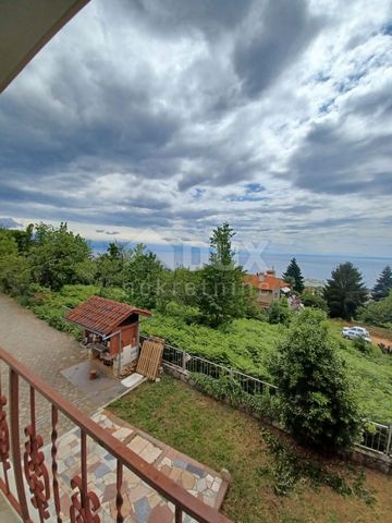 Location: Primorsko-goranska županija, Lovran, Lovran. OPATIJA, LOVRAN- apartment 121m2 DB+3S with a view of the sea + environment 600m2 Spacious, three-room apartment with a beautiful view, parking and garden, It is located on the first floor of a n...
