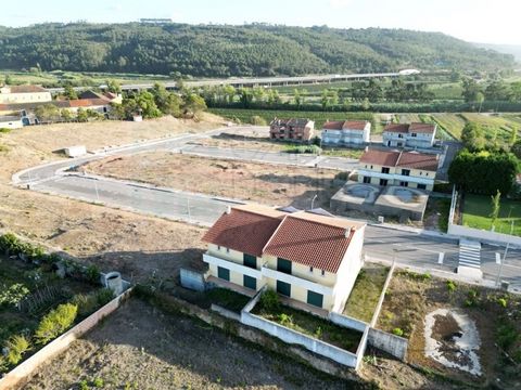 Terrains pour la construction de villas de 4 chambres (jusqu'à 4 chambres) à Valado dos Frades, Nazaré. Attribution récente avec toutes les infrastructures achevées cette année. Ces parcelles prévoient la construction de villas jusqu'à 3 étages. Comp...