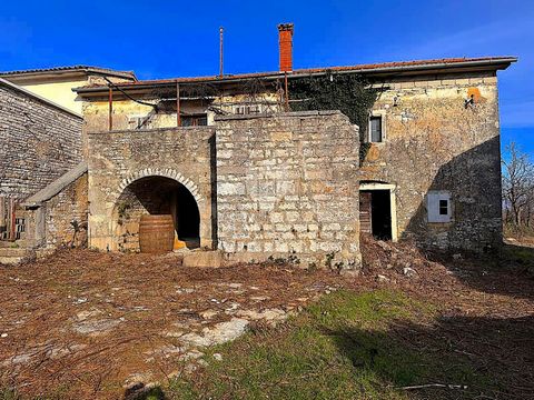 Location: Istarska županija, Žminj, Žminj. Central Istria, Žminj, stone house for renovation with auxiliary facilities We offer you a unique opportunity to create your own dream retreat in the heart of beautiful central Istria. This stone house for r...