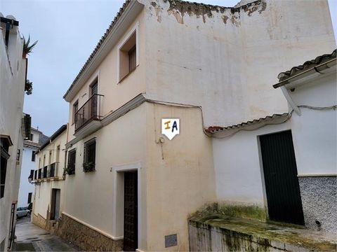 Situated in the popular historical town of Antequera in the Malaga province of Andalucia, Spain. This apartment is offering two independent living spaces. The front part offers a spacious central hall which leads to 2 double bedrooms, a full family b...