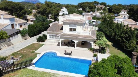 This modern construction property sits on a flat plot of over 1,200m in the beautiful Ambolo area of Javea. Built by the current owner the property benefits from large room proportions and lots of light with the lounge/Diner leading out directly to t...