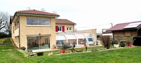 Less than 30 minutes from Bourg en Bresse, in the town of Bâge la Ville, this beautiful house on basement, well maintained and bright, consists of a large living room with equipped kitchen equipped with a central island, a living room with fireplace ...