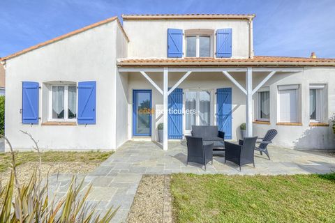 In the heart of the vineyards and close to the village of Pont-Saint-Martin, this charming residence offers a usable area of 185 m2. The entrance hall leads to a living room entirely bathed in light due to its ideal exposure embellished with an inser...