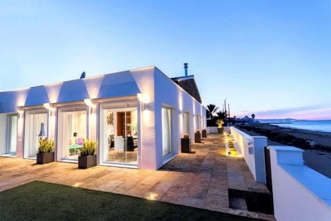 Situado directamente en la playa de Las Marinas, esta villa contemporánea de un solo nivel ofrece la ubicación perfecta para aquellos que buscan una casa con acceso directo a la playa. Única en la zona, la propiedad está situada en el extremo norte d...