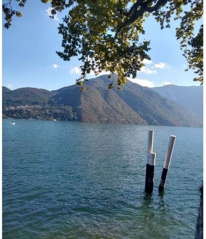 Ampio appartamento su 2 piani, immerso nel verde (giardino di 2000mq) con splendida vista sul Lago di Como. Da tutte le finestre si può ammirare il lago e le montagne. Posizione unica a pochi minuti dal lago, raggiungibile a piedi in 10 minuti, dove ...