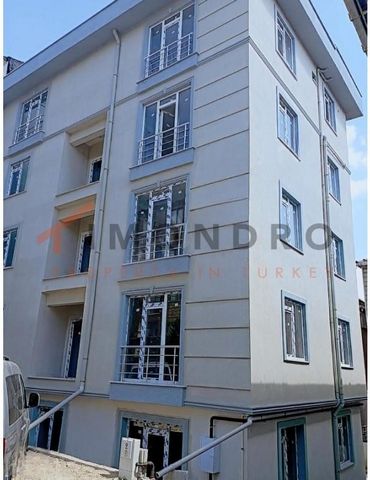 Appartement te koop is gelegen in Büyükçekmece. De wijk Büyükçekmece ligt aan de Europese kant van Istanbul. De regio ligt in de buurt van de Zee van Marmara en is een van de belangrijke industriële en commerciële centra van Istanbul. Er zijn veel wi...