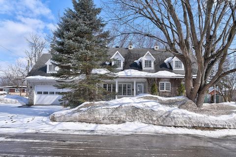 In the heart of a quiet neighborhood, this unique residence combines the charm of a bungalow with the elegance of a two-storey house. With its 13 bedrooms and 4 bathrooms, it meets the needs of a family looking for space. Its large glass roof floods ...