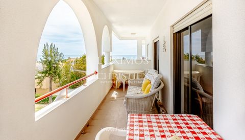 Mit einer fantastischen Lage, ist diese Wohnung nur wenige Gehminuten vom Strand in Alporchinhos, Porches. Da sie sich im zweiten Stock befindet, bietet sie einen fantastischen Meerblick. Die Wohnung besteht aus zwei großen Schlafzimmern und zwei Bad...