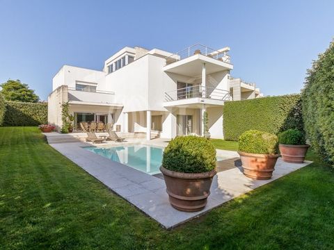 4+1-bedroom villa, 618 sqm (gross construction area), set in a 976 sqm plot of land, with garage, garden and swimming pool in Rua Mestre Afonso Domingues, in Nevogilde, Porto. The property has five reception rooms, kitchen, six bedrooms, three of whi...