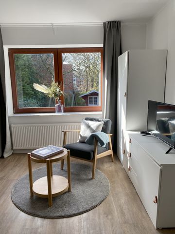 Thanks to its central location and good transport links to the airport and the city, the newly renovated 1-bedroom studio in contemporary design is an ideal urban retreat. The accommodation offers a comfortable bedroom, dining and living area, a kitc...