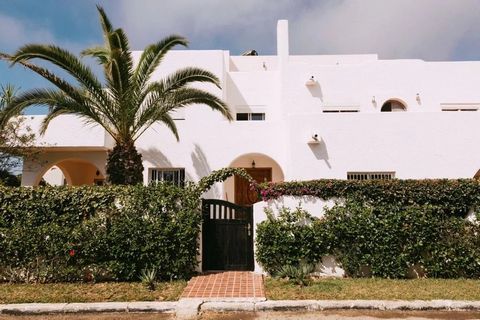 Magnifique villa à Cabo Negro d'une superficie totale de 1237 mètres carrés, répartie en trois niveaux: RDC d'une superficie de 280m ainsi que le 1er étage et le deuxième étage d'une superficie de 40m. Cette villa comprend 7 chambres, 6 salles de bai...