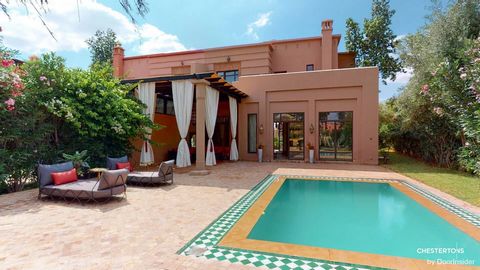 Située sur le magnifique golf de Samanah à Marrakech, cette sublime villa alliant tradition et modernité est nichée au sein du domaine du Samanah Country Club bénéficiant d’un parc de 300 hectares et d’un parcours de 18 trous d’exception. Cette propr...