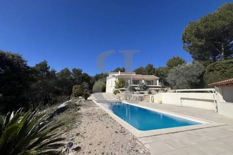 L'ISLE-SUR-LA-SORGUE, Located at the top of one of the most prestigious areas of L'Isle-sur-la-Sorgue. Come and visit this comfortable, traditional villa, offering beautiful views across the valley to the Alpilles! With around 240m² of living space a...