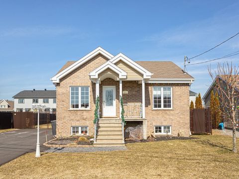 Welcome to 253 Isabelle Street! Charming bungalow featuring 2+1 bedrooms, 1 bathroom + 1 powder room, with a fully finished basement, all nestled on a lot of over 6960 sq.ft. with an above-ground pool and large treated wood balcony. This property als...