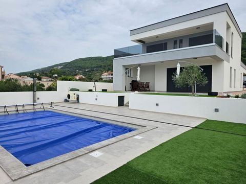 Magnificent new villa in Banjol, Rab island - ideal modern property only 200 meters from the sea! Nestled on an impressive 913-square-meter plot, this modern villa of 225 square meters, spanning two floors, offers breathtaking sea views. Interior Spa...