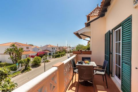 Located in Loulé. Explore the charm of the Algarve in this lovely 1st-floor 2-bedroom apartment, located in the picturesque Old Village, with a spacious private terrace to enjoy the sunny weather. With two comfortable bedrooms, both equipped with air...