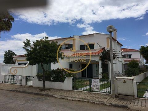 Located in Altura.   HOLIDAY RENTALS 3 bedroom villa very well located on the seafront, 30 m from the walkway that gives direct access to Praia da Alagoa – Altura without needing a car and 200 m from the tennis and leisure court. This Villa includes ...