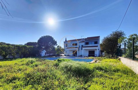 Fristående villa med 4 sovrum belägen i det mycket eftertraktade området Valverde, Almancil. Denna fastighet ligger på en stor tomt och erbjuder ett överflöd av utrymme, vilket garanterar avskildhet och lugn för sina invånare. En av de utmärkande ege...