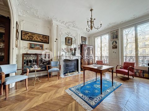 In the sought-after Marais district, a few steps from Place des Vosges. On the first floor, with elevator, of a beautiful and very well maintained Haussmanian building, this apartment of more than 142 m2 carrez offers: an entrance, a living / dining ...