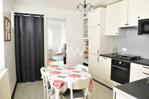 In BERGERAC center, left bank, original town house type T3, 104 m² of surface. Its interior offers two bedrooms, an office, an independent, fitted and equipped kitchen and two complete bathrooms. In annex, it benefits from a garage and a cellar in th...