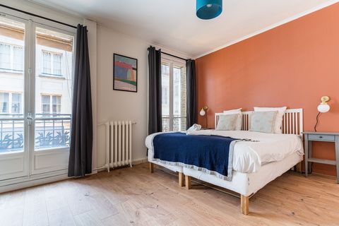 Beautiful 3-room Parisian apartment in the heart of the first arrondissement. Located between the Louvre Museum and 