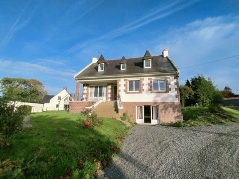 COMMEREUC IMMOBILIER PAIMPOL offers you to acquire in the town of PLOUEZEC, 800m from the town center and shops, 7 km from PAIMPOL, 6 km from the beaches, a house developing a living area of approximately 183 m2, built on a complete basement. This pr...