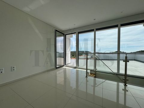Beautiful apartment T3 +1 duplex, with a terrace of 120m2 and 360º view of the Mountains, sea and castle of Sesimbra with elevator. Building located in Santana, very central, near the CTT of Santana, banks, commerce, church and garden. Large living r...