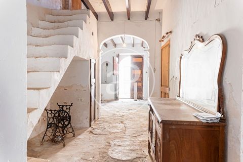 HOUSE TO RENOVATE Discover this charming traditional house in the heart of Llucmajor, ready to be renovated to your liking. With a solid two-storey structure and 148 square metres built on a plot of 115 square metres, this house offers a space full o...