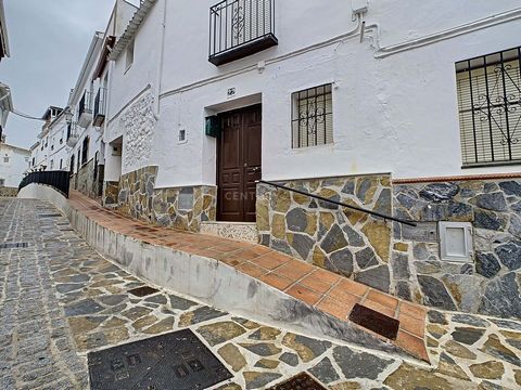In the heart of the Sierra de las Nieves Natural Park, a splendid single-family house of 90 square meters is sold in the heart of Yunquera, which will allow you to enjoy endless activities in the open air with all shops and services nearby . The Sier...