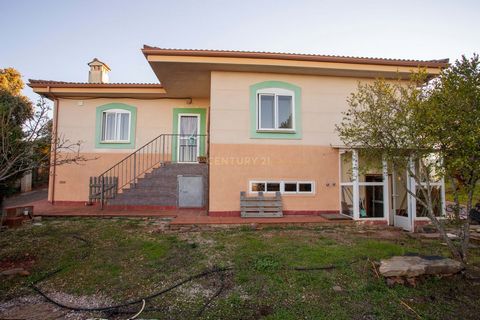 Large villa for sale in one of the most sought-after neighborhoods in Cáceres. If you want to live in the middle of nature, and only 10 minutes from the city center, this is your home. Single storey villa built on a 1000m plot of land. It consists of...