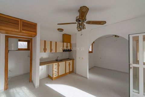 Do you want to buy 1 bedroom townhouse in San Miguel de Salinas of 31 sqm? Excellent opportunity to acquire in property this residential house/chalet with a surface area of 31 m² well distributed in 1 bedroom, 1 bathroom, French type kitchen and Terr...